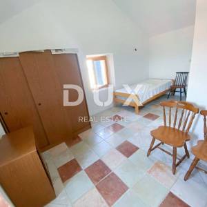 OTOK KRK, MALINSKA - Autentična kuća s dvorištem i divnim kamenim detaljima