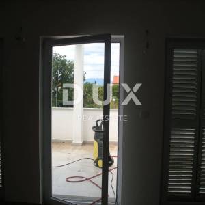 OTOK KRK, MALINSKA - Dvoetažni apartman sa vrtom 500m od mora