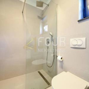 Otok Krk, Malinska, dvoetažni 3s+db, 91.03m2, okućnica, bazen