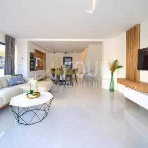 Otok Krk, Malinska, dvoetažni 3s+db, 91.03m2, okućnica, bazen