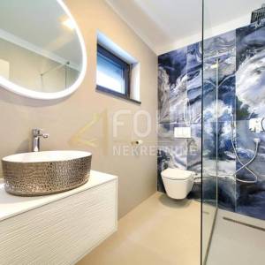 Otok Krk, Malinska, dvoetažni 3s+db, 91.03m2, okućnica, bazen