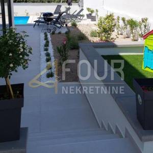 Otok Krk, Malinska, dvoetažni 3s+db, 91.03m2, okućnica, bazen