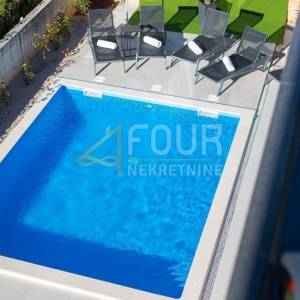 Otok Krk, Malinska, dvoetažni 3s+db, 91.03m2, okućnica, bazen