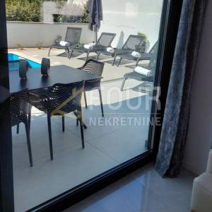 Otok Krk, Malinska, dvoetažni 3s+db, 91.03m2, okućnica, bazen