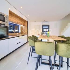 Otok Krk, Malinska, dvoetažni 3s+db, 91.03m2, okućnica, bazen
