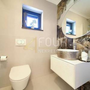 Otok Krk, Malinska, dvoetažni 3s+db, 91.03m2, okućnica, bazen