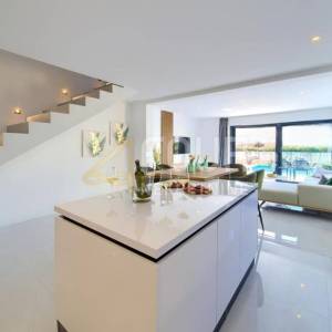 Otok Krk, Malinska, dvoetažni 3s+db, 91.03m2, okućnica, bazen