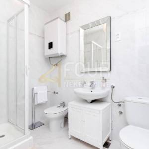 Otok Krk, Malinska, kuća s bazenom i 9 apartmana