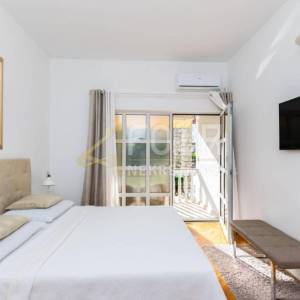 Otok Krk, Malinska, kuća s bazenom i 9 apartmana