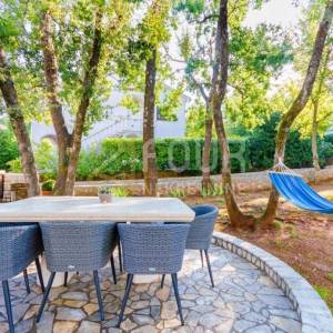 Otok Krk, Malinska, kuća s bazenom i 9 apartmana