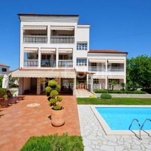 Otok Krk, Malinska, kuća s bazenom i 9 apartmana