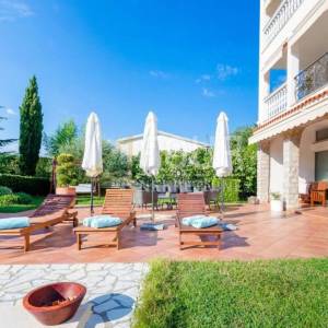 Otok Krk, Malinska, kuća s bazenom i 9 apartmana