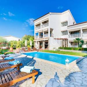 Otok Krk, Malinska, kuća s bazenom i 9 apartmana