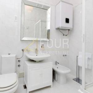 Otok Krk, Malinska, kuća s bazenom i 9 apartmana
