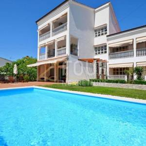 Otok Krk, Malinska, kuća s bazenom i 9 apartmana