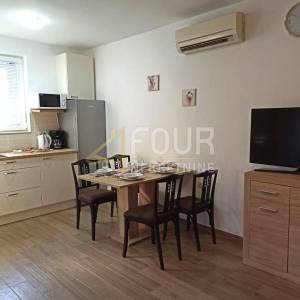 Otok Krk, Malinska, kuća s 4 stana, bungalov, uređna okućnica, blizina mora