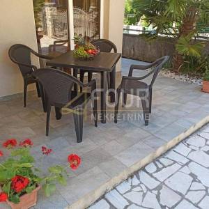 Otok Krk, Malinska, kuća s 4 stana, bungalov, uređna okućnica, blizina mora