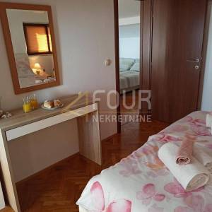Otok Krk, Malinska, kuća s 4 stana, bungalov, uređna okućnica, blizina mora