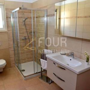 Otok Krk, Malinska, kuća s 4 stana, bungalov, uređna okućnica, blizina mora
