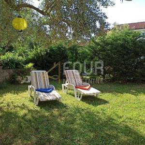 Otok Krk, Malinska, kuća s 4 stana, bungalov, uređna okućnica, blizina mora