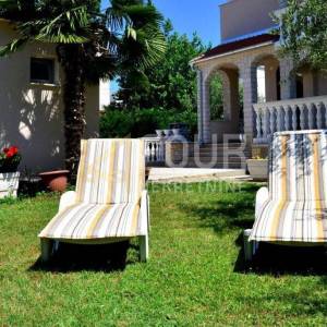 Otok Krk, Malinska, kuća s 4 stana, bungalov, uređna okućnica, blizina mora