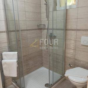 Otok Krk, Malinska, kuća s 4 stana, bungalov, uređna okućnica, blizina mora