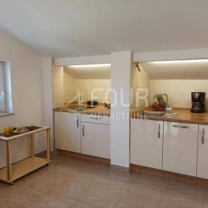 Otok Krk, Malinska, kuća s 4 stana, bungalov, uređna okućnica, blizina mora
