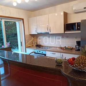 Otok Krk, Malinska, kuća s 4 stana, bungalov, uređna okućnica, blizina mora