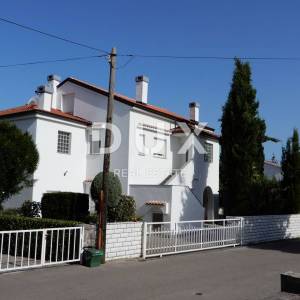 OTOK KRK, MALINSKA - Kuća sa 4 stana i poslovnim prostorom