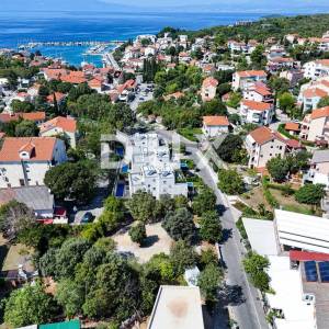 OTOK KRK, MALINSKA - Kuća u centru? Garaža, kaskadni vrt, terasa, namješteno po mjeri!!