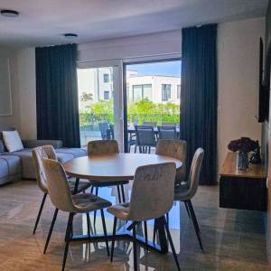 OTOK KRK MALINSKA - Luksuzan apartman s vlastitom okućnicom i bazenom, 250m od mora