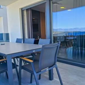 OTOK KRK MALINSKA - Luksuzan apartman s vlastitom okućnicom i bazenom, 250m od mora