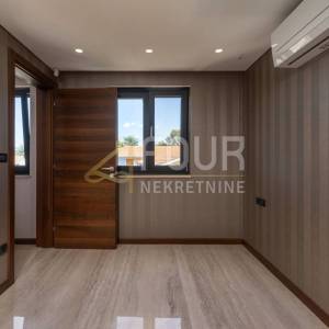 Otok Krk, Malinska, luksuzan penthouse u modernoj vili s bazenom