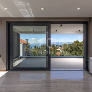Otok Krk, Malinska, luksuzan penthouse u modernoj vili s bazenom