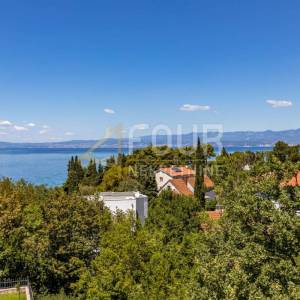 Otok Krk, Malinska, luksuzan penthouse u modernoj vili s bazenom