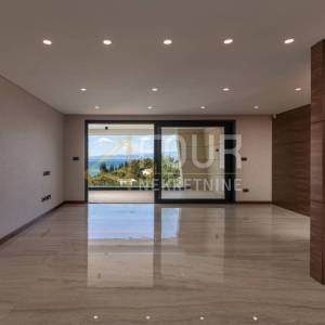 Otok Krk, Malinska, luksuzan penthouse u modernoj vili s bazenom