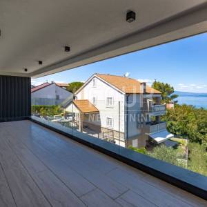Otok Krk, Malinska, luksuzan penthouse u modernoj vili s bazenom