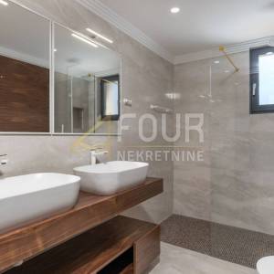 Otok Krk, Malinska, luksuzan penthouse u modernoj vili s bazenom
