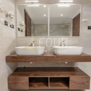 Otok Krk, Malinska, luksuzan penthouse u modernoj vili s bazenom