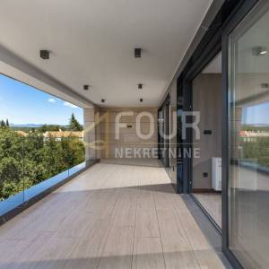 Otok Krk, Malinska, luksuzan penthouse u modernoj vili s bazenom