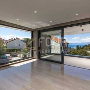 Otok Krk, Malinska, luksuzan penthouse u modernoj vili s bazenom