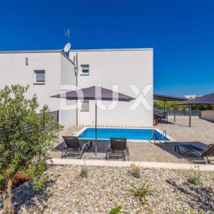 OTOK KRK, MALINSKA - Moderna dvojna vila s bazenom