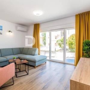 OTOK KRK, MALINSKA - Moderna dvojna vila s bazenom