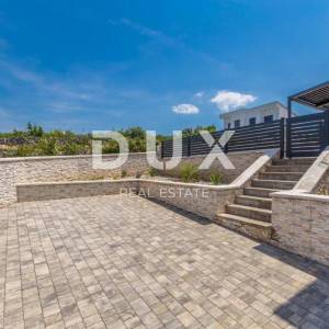 OTOK KRK, MALINSKA - Moderna dvojna vila s bazenom