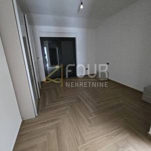 Otok Krk, Malinska, novogradnja, 225m2, višeetažni stan, 3s+db, bazen i okućnica