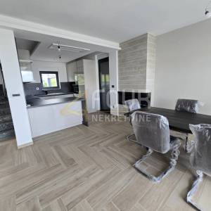 Otok Krk, Malinska, novogradnja, 225m2, višeetažni stan, 3s+db, bazen i okućnica