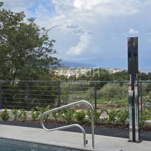 Otok Krk, Malinska, novogradnja, 225m2, višeetažni stan, 3s+db, bazen i okućnica