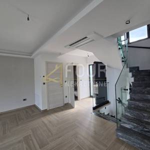 Otok Krk, Malinska, novogradnja, 225m2, višeetažni stan, 3s+db, bazen i okućnica