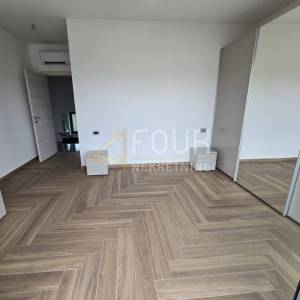 Otok Krk, Malinska, novogradnja, 225m2, višeetažni stan, 3s+db, bazen i okućnica