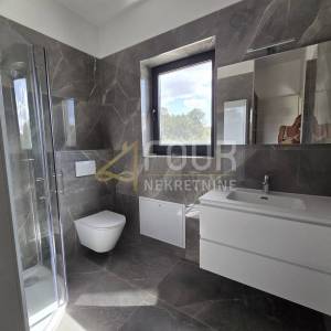 Otok Krk, Malinska, novogradnja, 225m2, višeetažni stan, 3s+db, bazen i okućnica